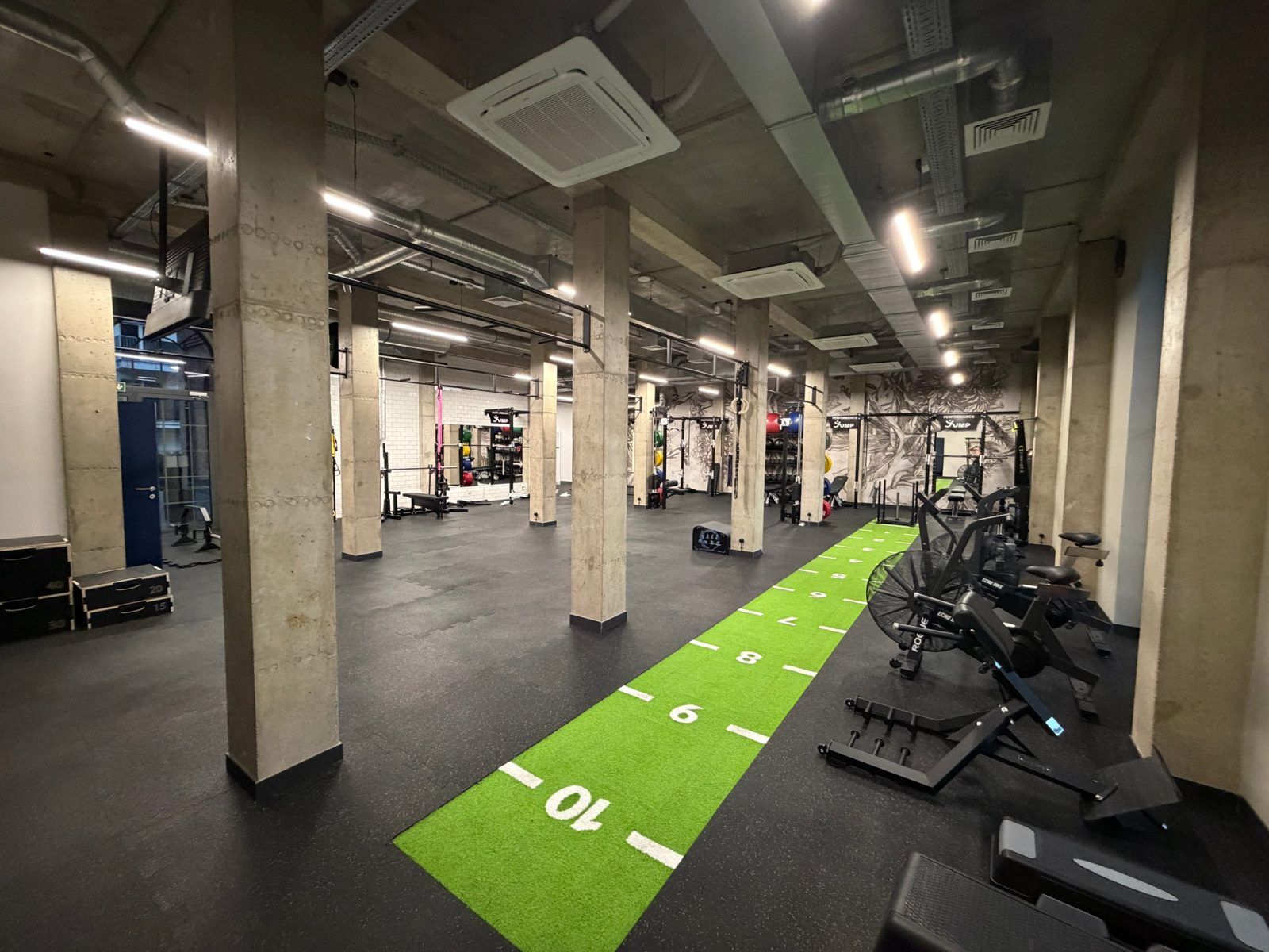 Sala treningowa Performance Jump z torem do sprintów i strefą siłową