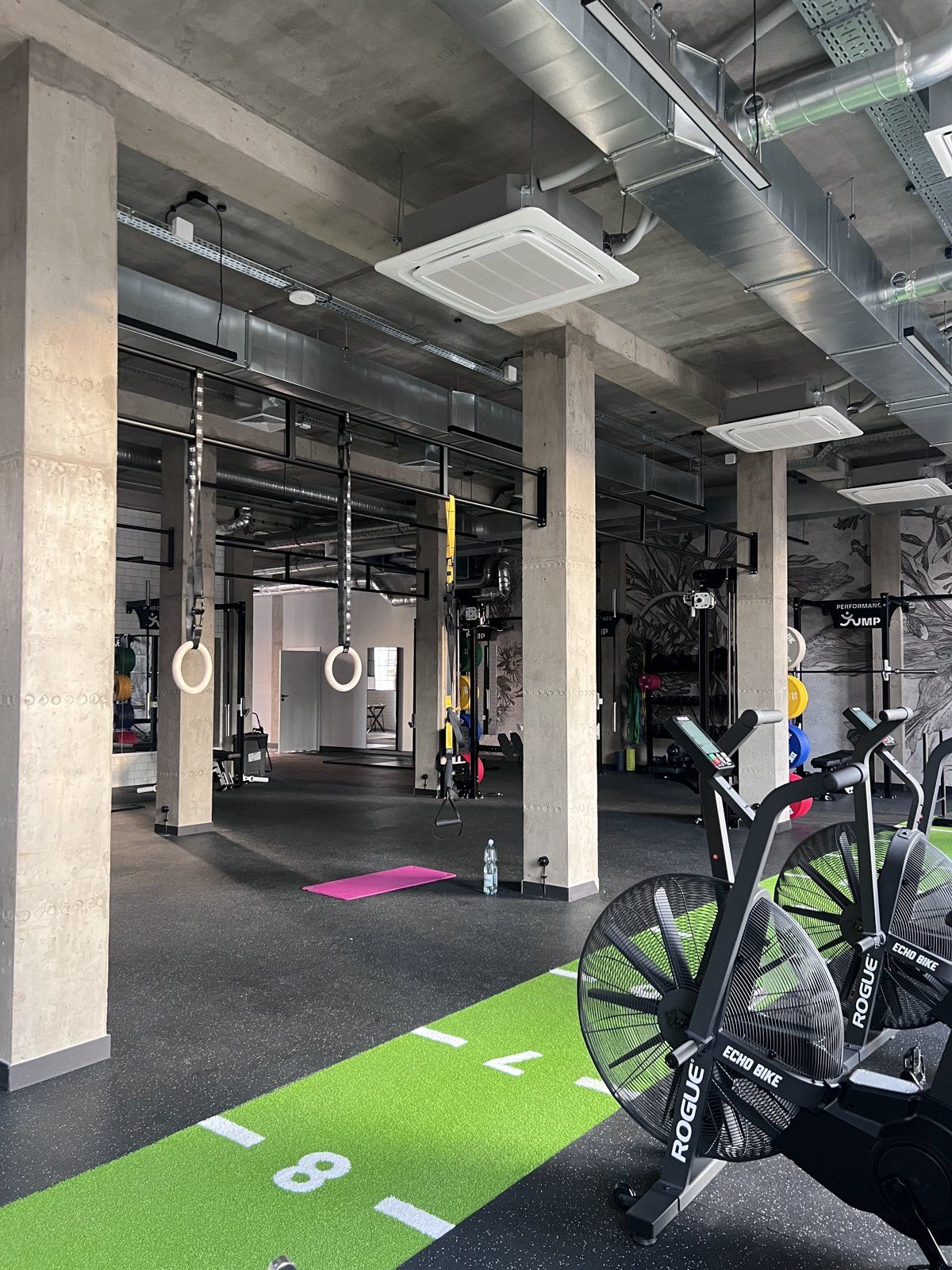 Sala z torem do sprintów, rowerami i kółkami gimnastycznymi